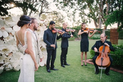 banda de casamento gramado e canela