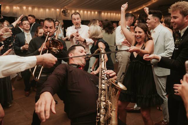 Música ao vivo canela, gramado, igreJinha, três coroas, porto alegre, rio grande do sul. Banda para casamento, banda para eventos, banda para eventos corporativos, banda para aniversários 15 anos, banda para formatura. Músico para restaurante, músico para hotéis, banda de sucesso rio grande do sul, banda para cerimônia de casamento, banda para festa de casamento, voz e violão.